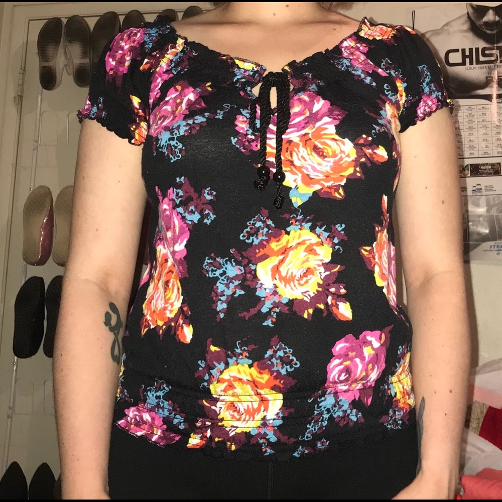 Black floral scrunch top